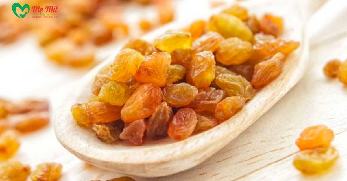 Nho khô là nguồn cung cấp sắt dồi dào.